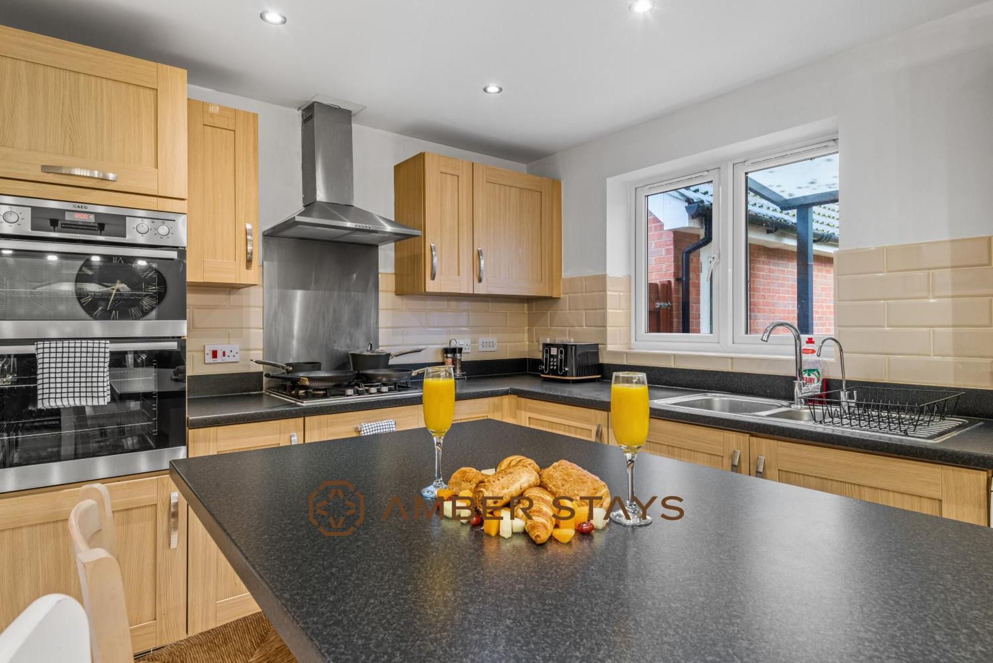 Spacious 5 Bed House In Reading By Amber Stays, Perfect For Business & Contractors, Sleeps 12! 外观 照片