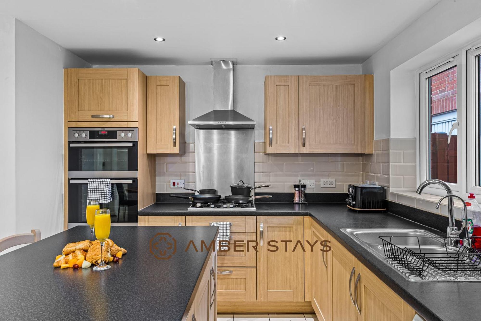 Spacious 5 Bed House In Reading By Amber Stays, Perfect For Business & Contractors, Sleeps 12! 外观 照片